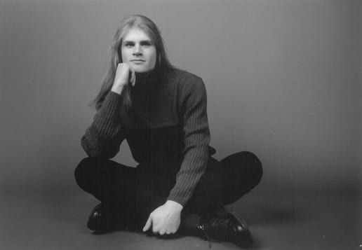 H&aring;kan Vramsmo, baritone, sitting cross-legged