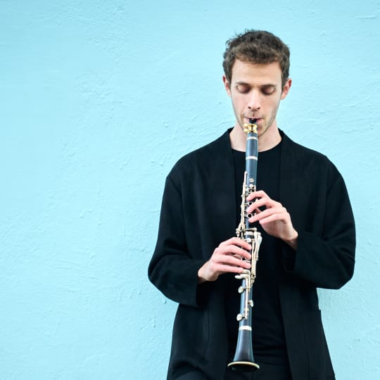 Jonathan Leibovitz playing clarinet